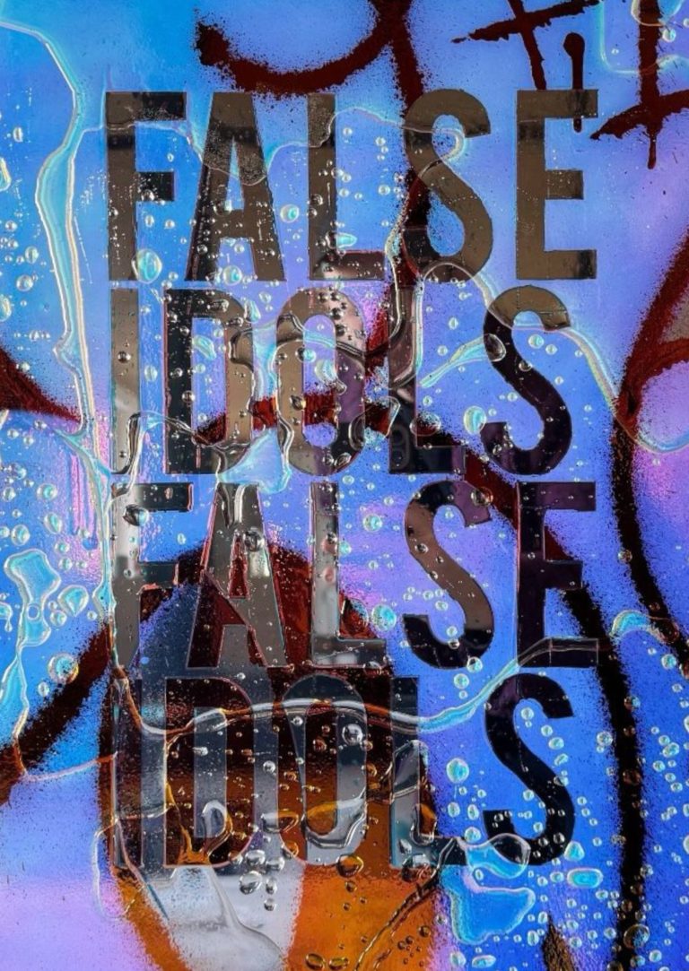 Affiche du solo show False Idols de Sven, lettres sur fond bleu