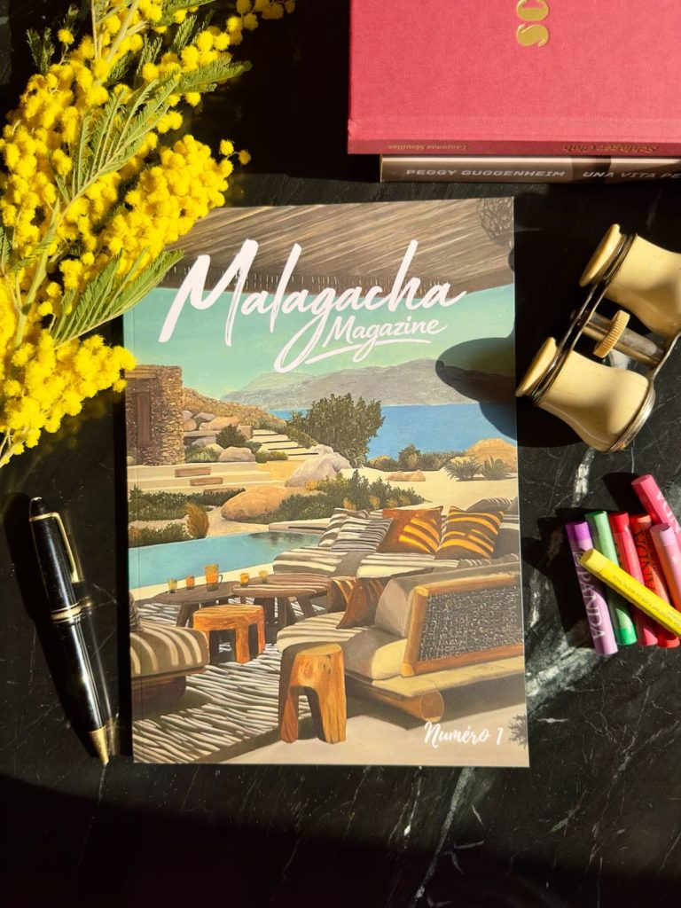 Couverture du Malagacha Magazine posée sur une table